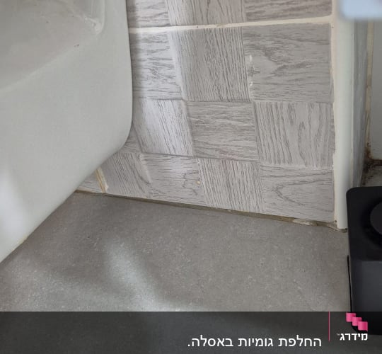 כיור וקיר אריחים בחדר אמבטיה